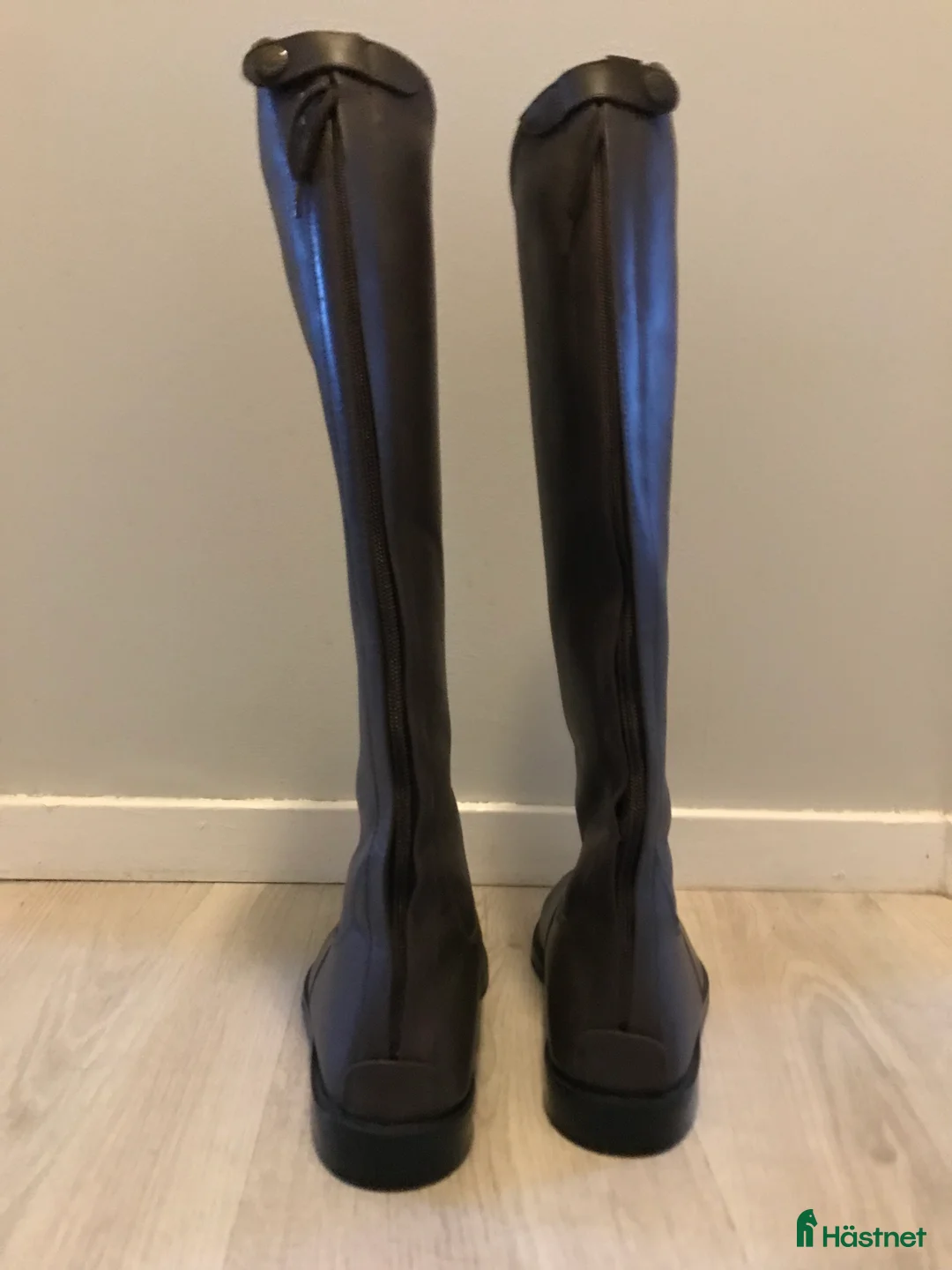 Ridstövlar ryttarutrustning till salu: Oanvända bruna läderridstövlar i Töllsjö - Annons 3