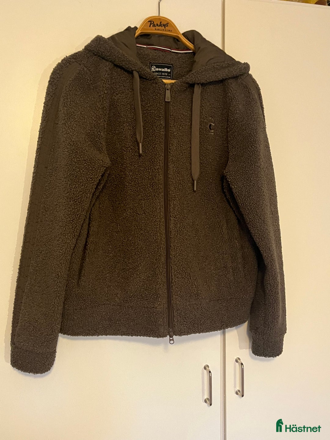 Övrigt Ridkläder ryttarutrustning till salu: Superfin Cavallo teddy fleece jacka M/L - Annons 4