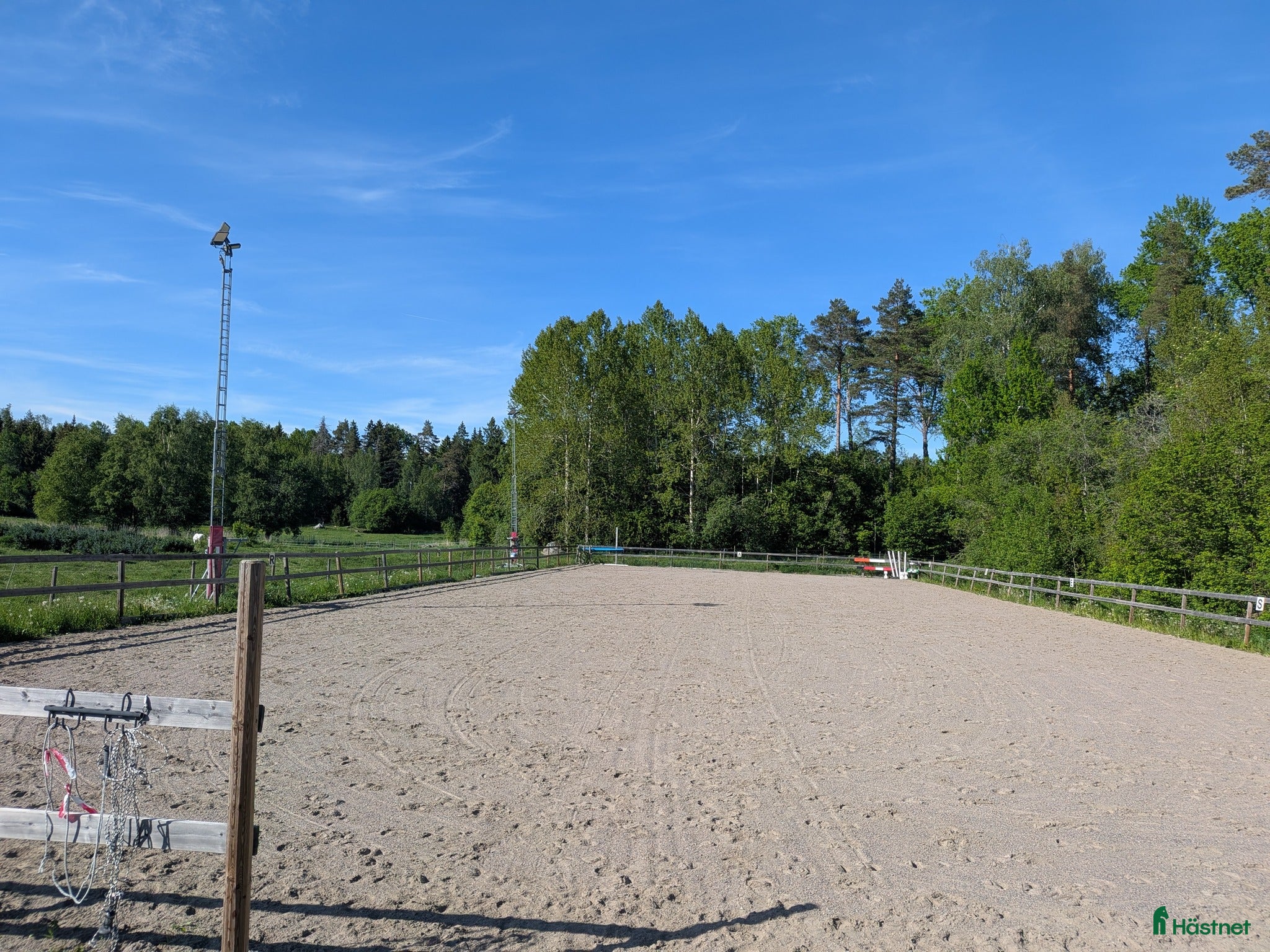  stallplats 2 lediga boxplatser i lugnt stall med ridbana - Annons 1