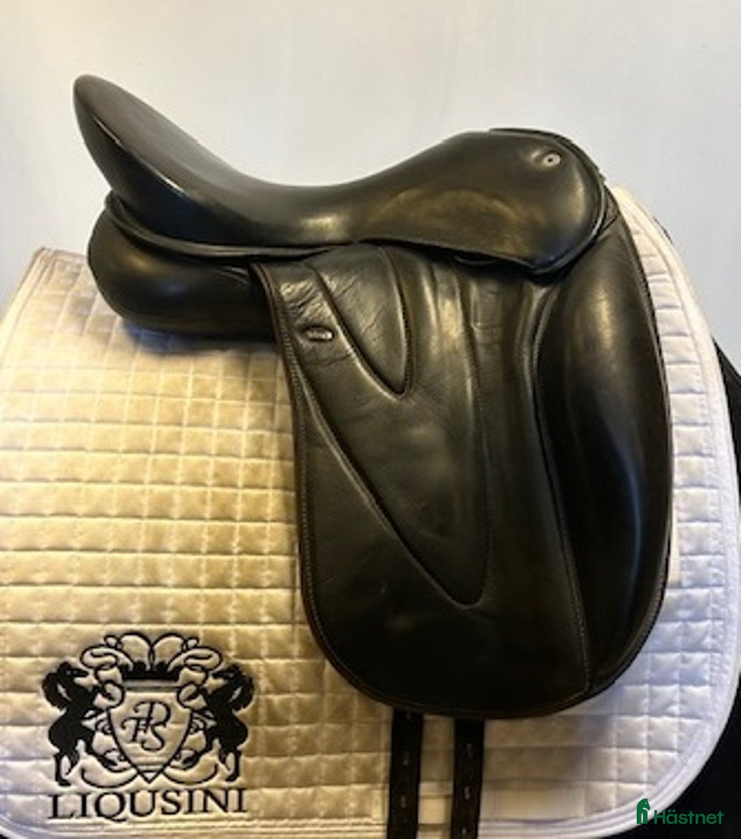 Sadlar hästutrustning till salu: Dressyrsadel WOW 17" i Uppsala - Annons 1