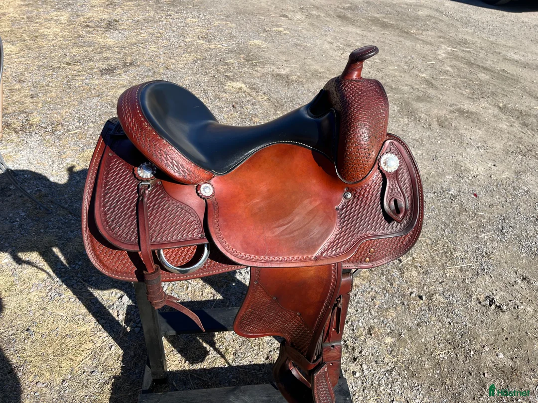 Sadlar hästutrustning till salu: Crates i Kalix - Annons 1