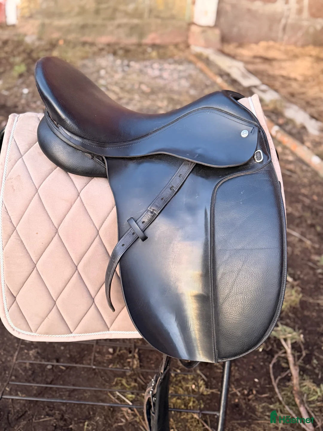 Sadlar hästutrustning till salu: Två sadlar säljs/bytes mot westernsadel i Borås - Annons 1