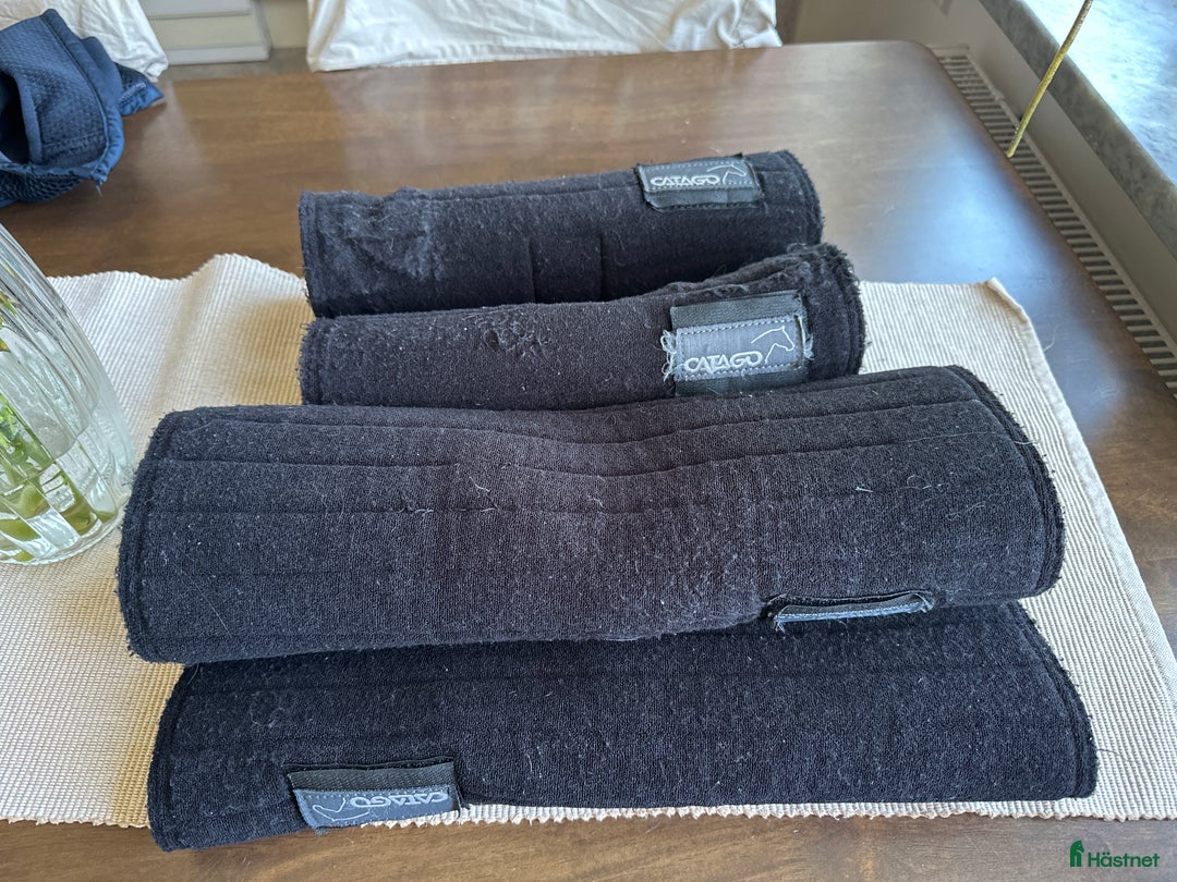 Benskydd hästutrustning till salu: Benpaddar med kardborre  i Fjugesta - Annons 1