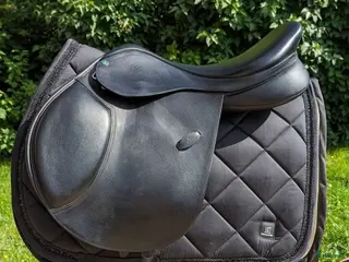 Sadlar hästutrustning Arena hopp 17,5" i Sandviken - Annons 1