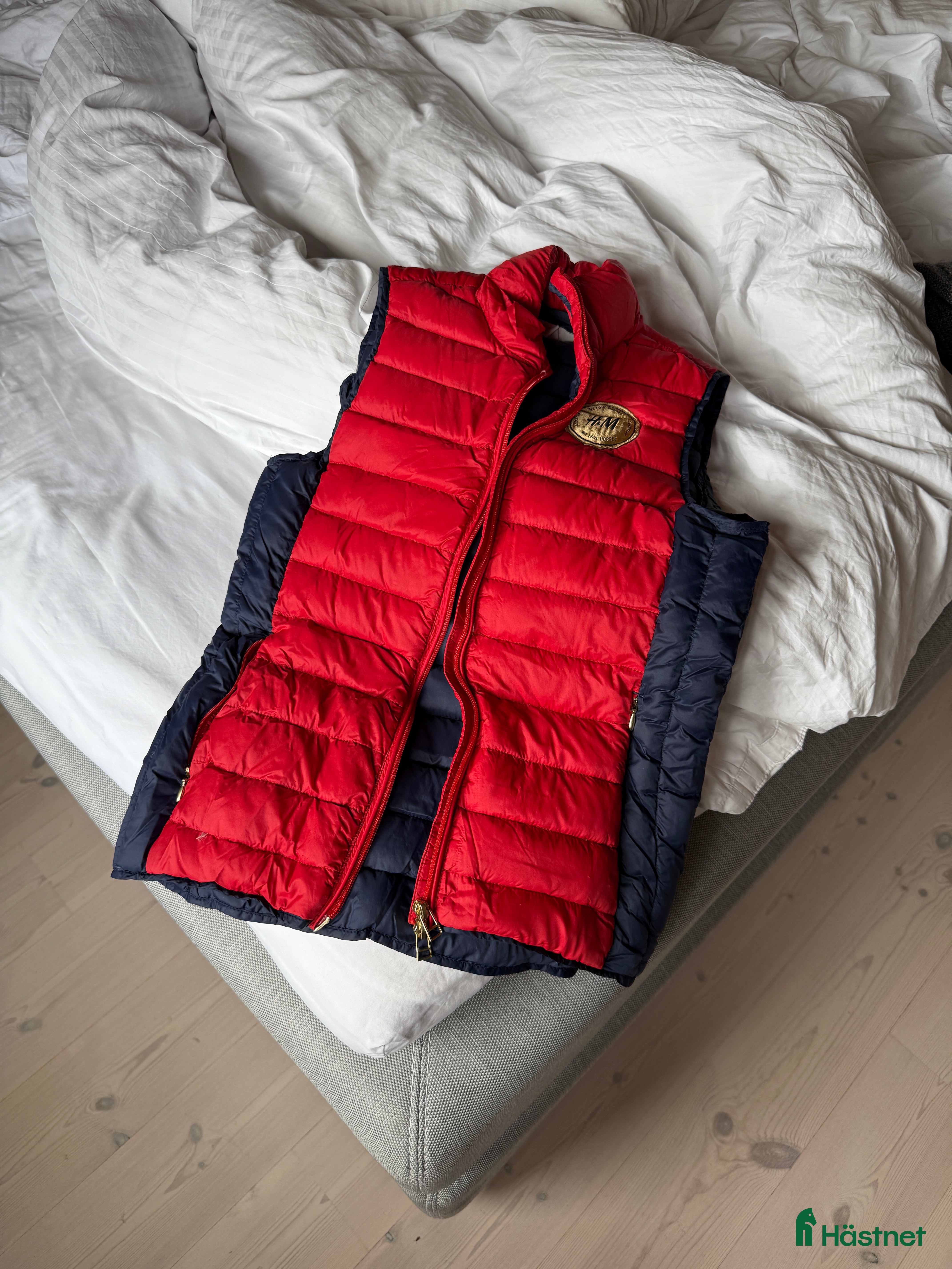 Jackor & Kavajer ryttarutrustning till salu: HM We Love Horses väst i Stockholm - Annons 1