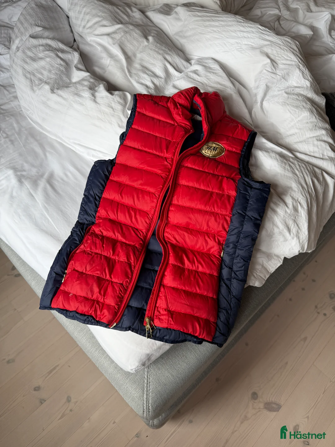 Jackor & Kavajer ryttarutrustning till salu: HM We Love Horses väst i Stockholm - Annons 1