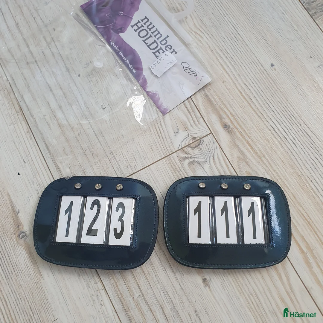 Övrig Hästutrustning hästutrustning till salu: Nya nummerlappar QHP - Annons 1