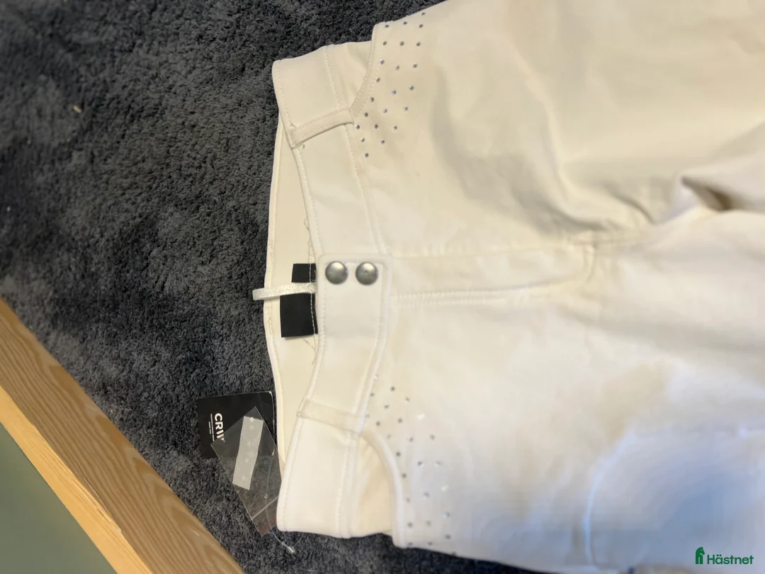 Ridbyxor ryttarutrustning till salu: Helt nya vita CRW byxor med lappen kvar🤍 i Kiruna - Annons 6