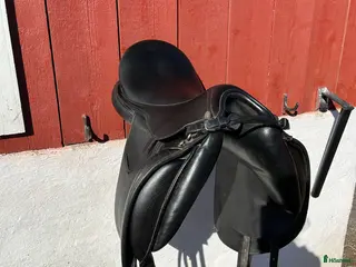 Sadlar hästutrustning Knights dressyrsadel 17,5 - Annons 1