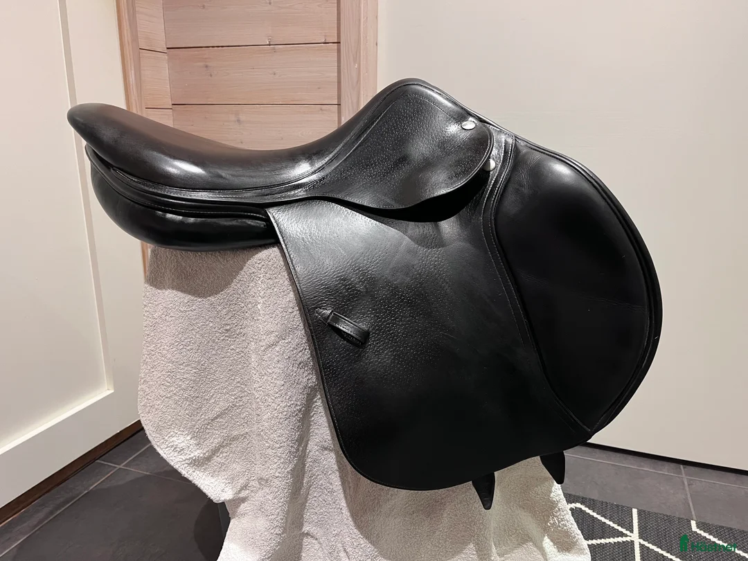 Sadlar hästutrustning till salu: Amerigo dj Hoppsadel svart i Mariefred - Annons 2