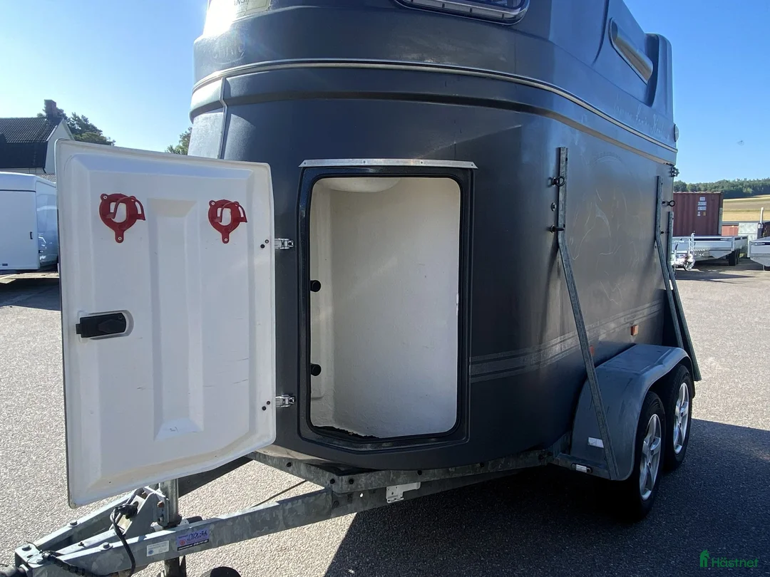 Hästtransporter  fordon & transport till salu: Välskött Christ- sadelkammare plastgolv LED-belysn - Annons 2
