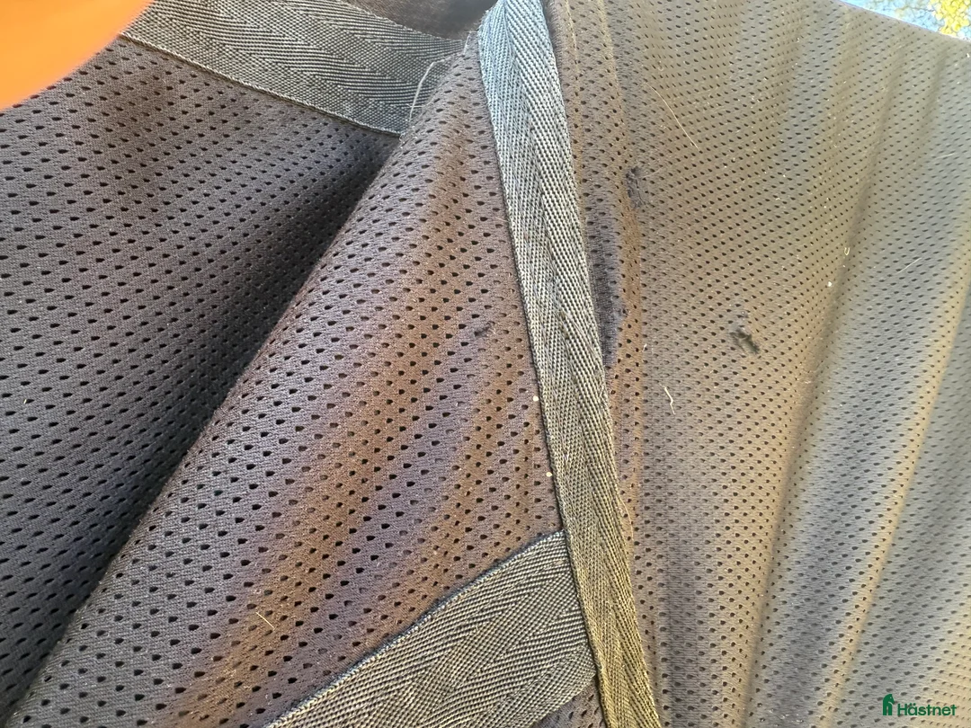 Täcken hästutrustning till salu: Nättäcke Back on track  i Visby - Annons 2