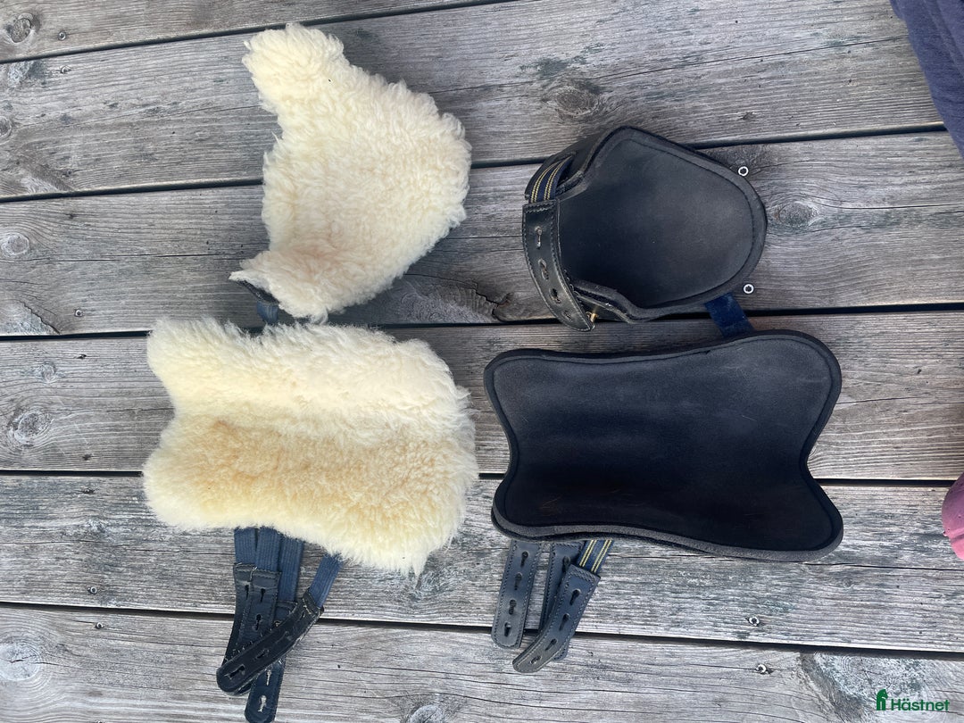 Benskydd hästutrustning till salu: Benskydd med avtagbara fårskinn i Åkersberga - Annons 2