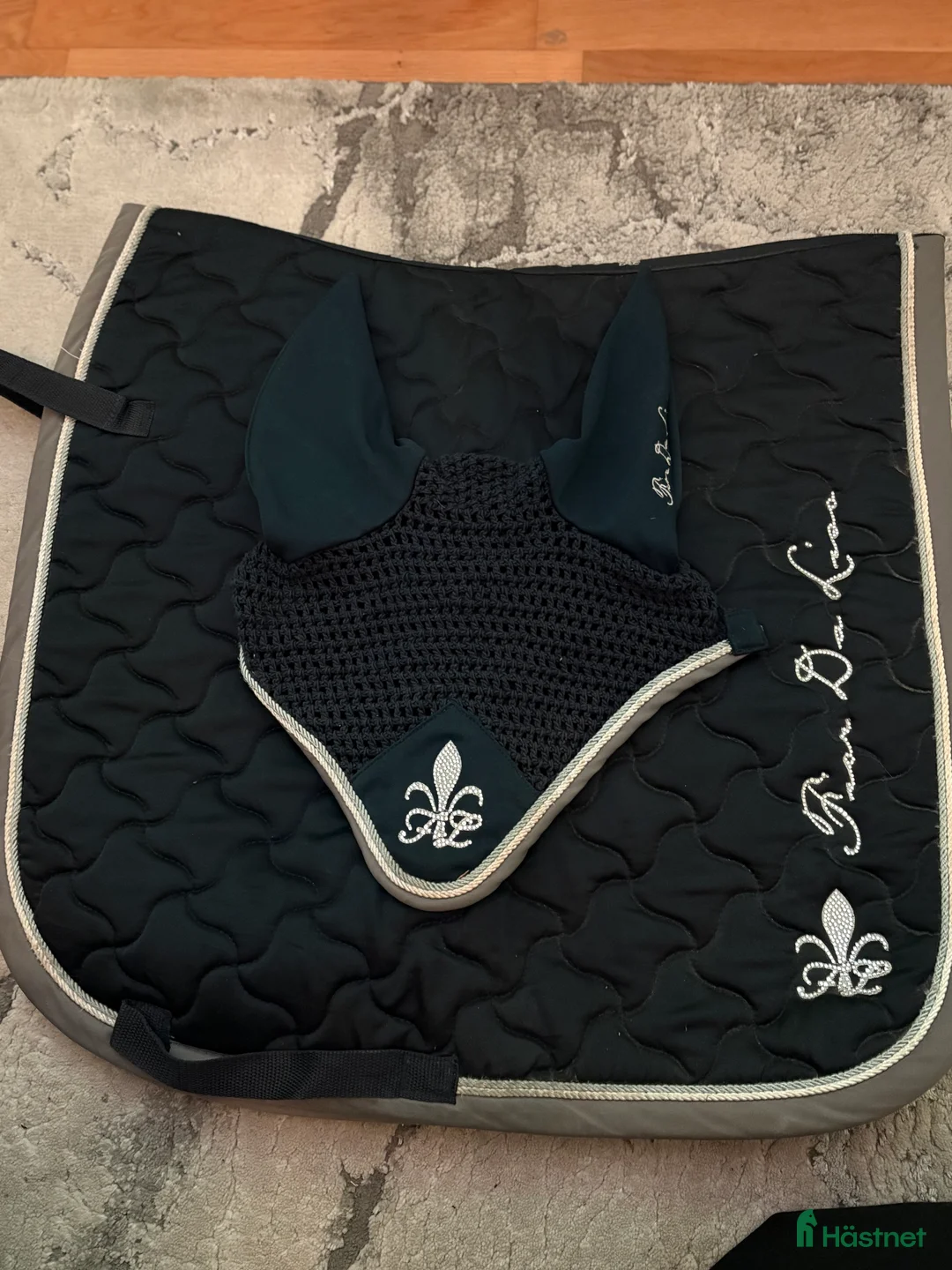 Schabrak & Vojlockar hästutrustning till salu: Dressyrschabrak inklusive huva  - Annons 1