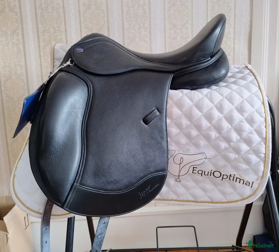 Sadlar hästutrustning till salu: NY Lippo Dressyrsadel - Annons 1
