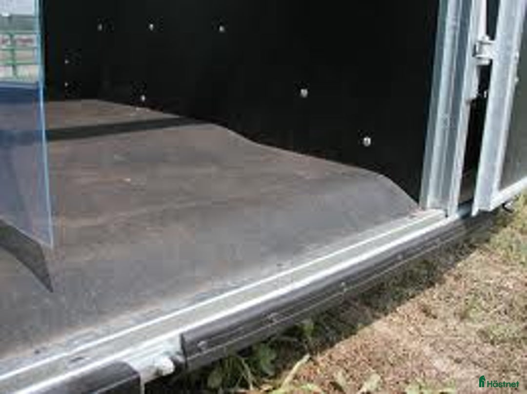 Hästtransporter  fordon & transport till salu: Fautras m AidSystem 2025 gamla fronten i Kvicksund - Annons 2