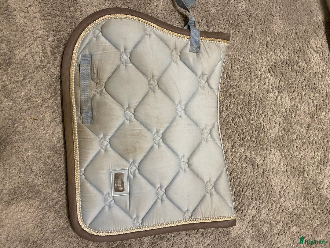 Schabrak & Vojlockar hästutrustning till salu: Två fina Es shabrak! 🩵🤎 i Göteborg - Annons 3