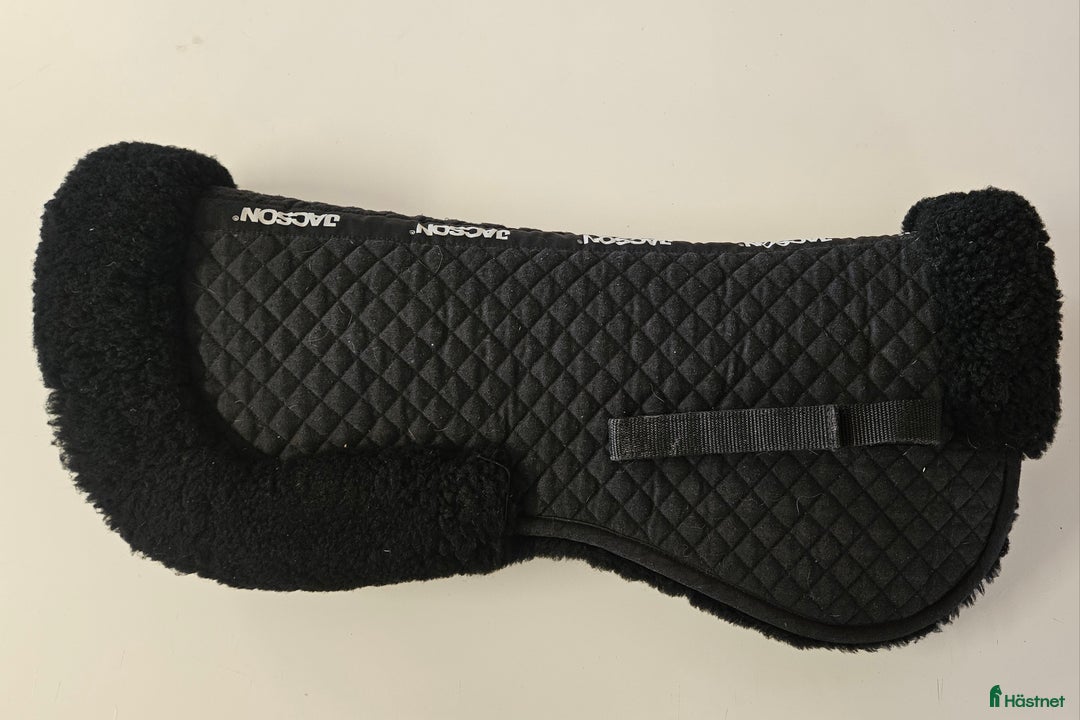 Sadeltillbehör hästutrustning till salu: Jacson fårskinnspadd storlek Full i Rimbo - Annons 1