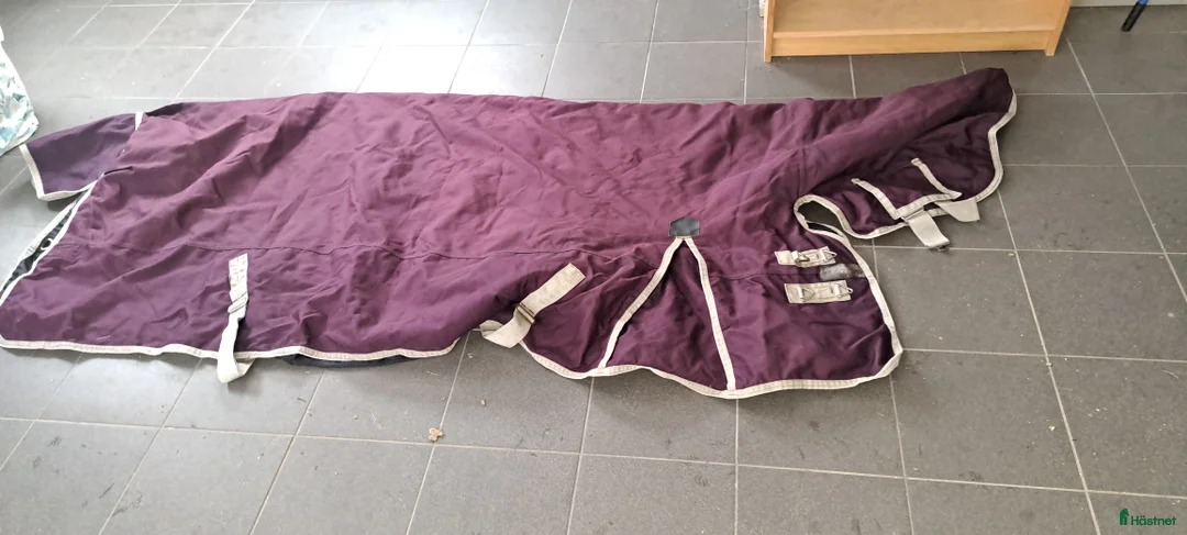 Täcken hästutrustning till salu: Ett bra Vintertäcke med hals - Annons 1