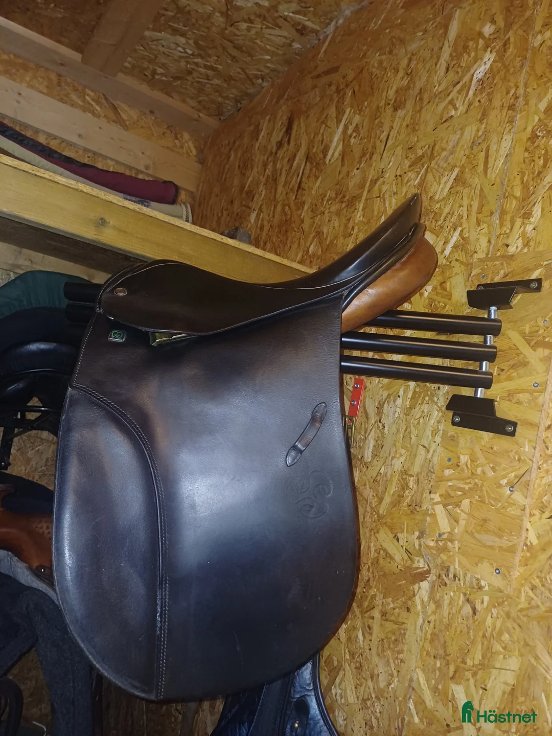 Sadlar hästutrustning till salu: Fin äldre dressyrsadel  i Härnösand - Annons 1