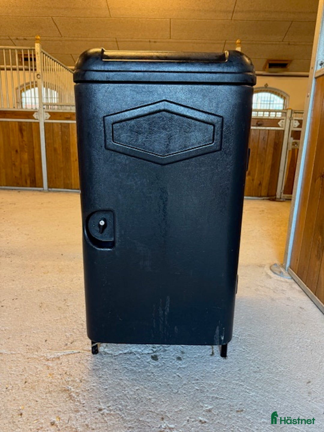 Övrig utrustning övrig utrustning till salu: Sadelskåp i plast med hjul i Flen - Annons 2