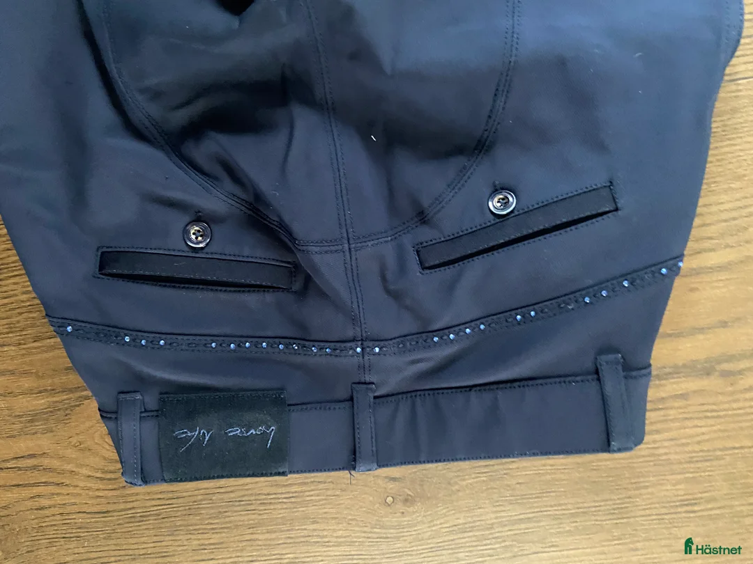 Ridbyxor ryttarutrustning till salu: Snygga ridbyxor med strass i Varberg - Annons 1