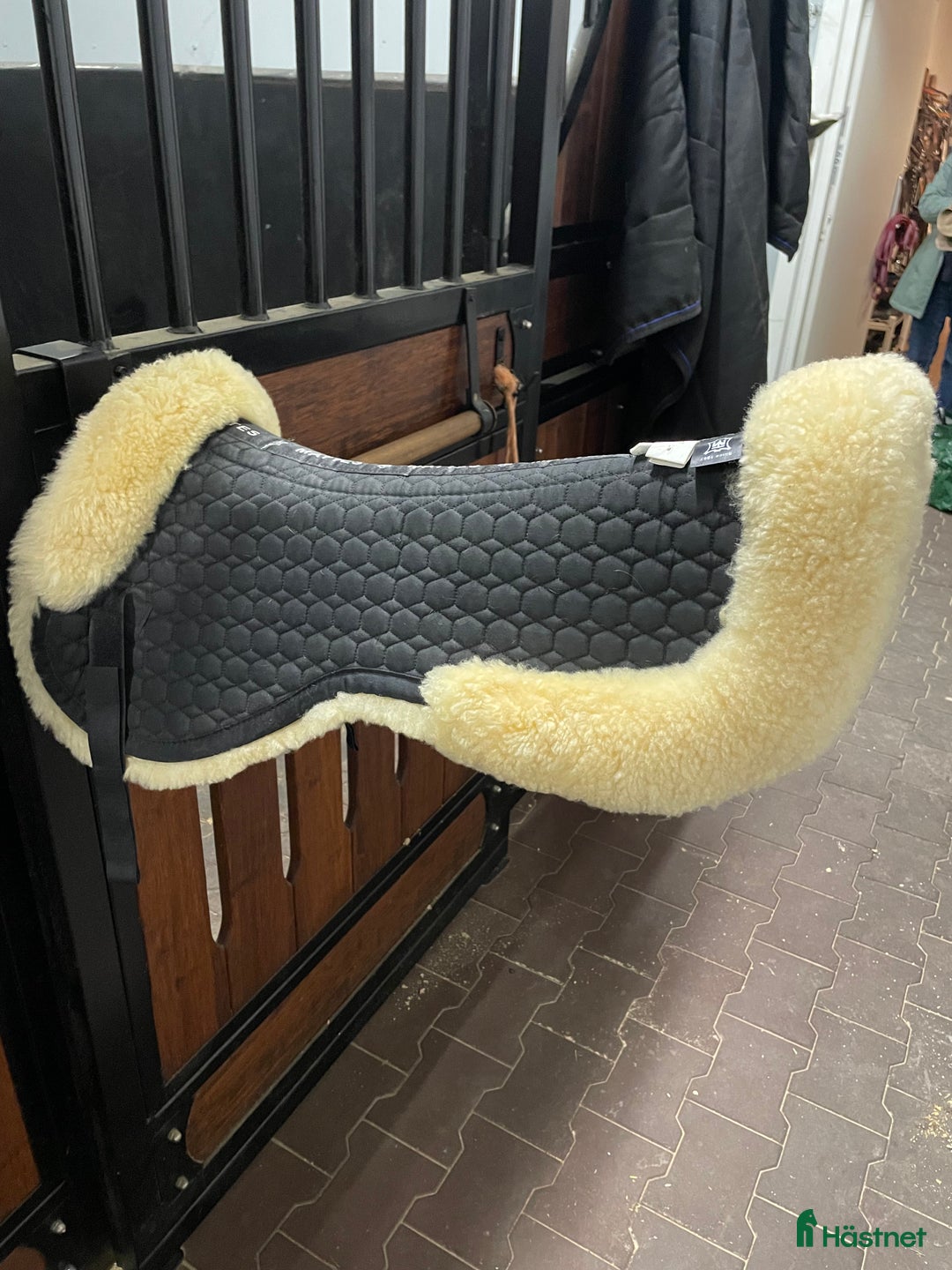 Sadeltillbehör hästutrustning till salu: Fårskinnspadd från Mattes i Västerås - Annons 1