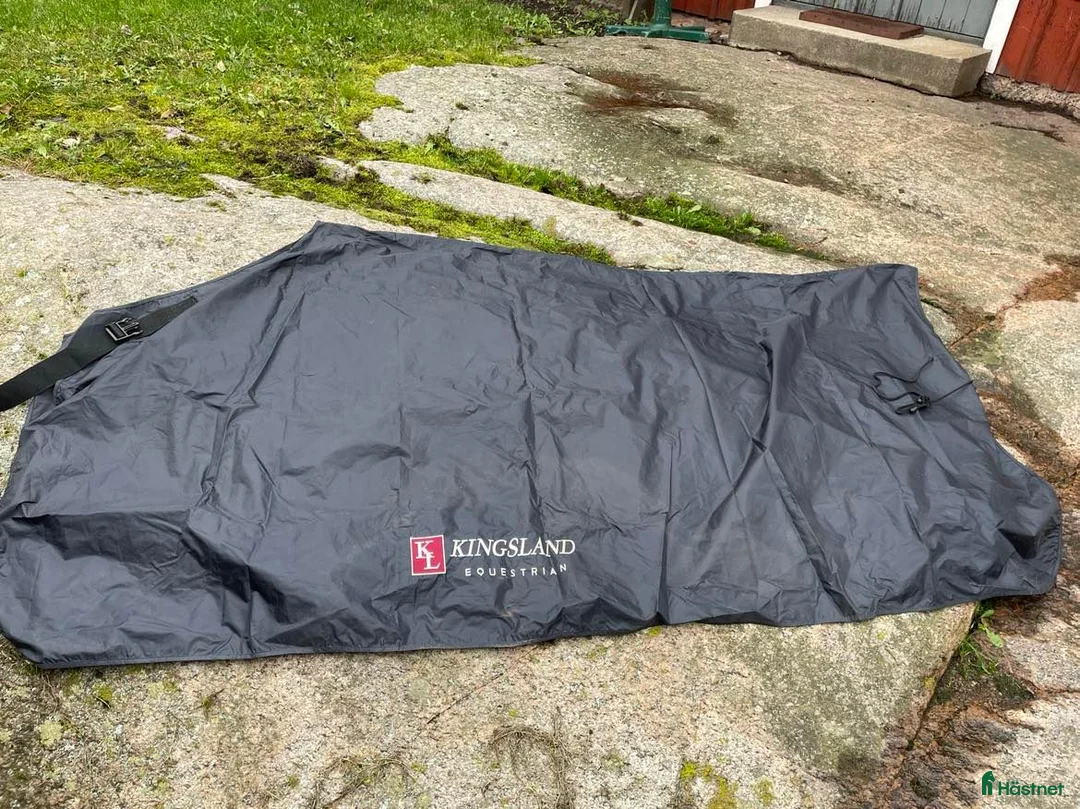 Täcken hästutrustning till salu: ridregntäcke - Annons 1