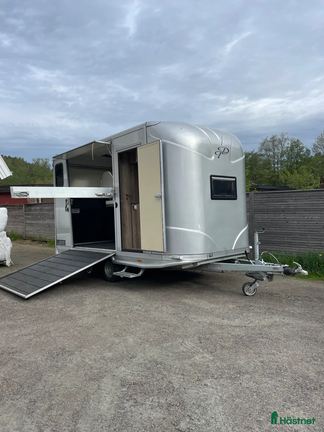 Hästtransporter  fordon & transport till salu:  Begagnad sidolastad trailer med bodel - Annons 1
