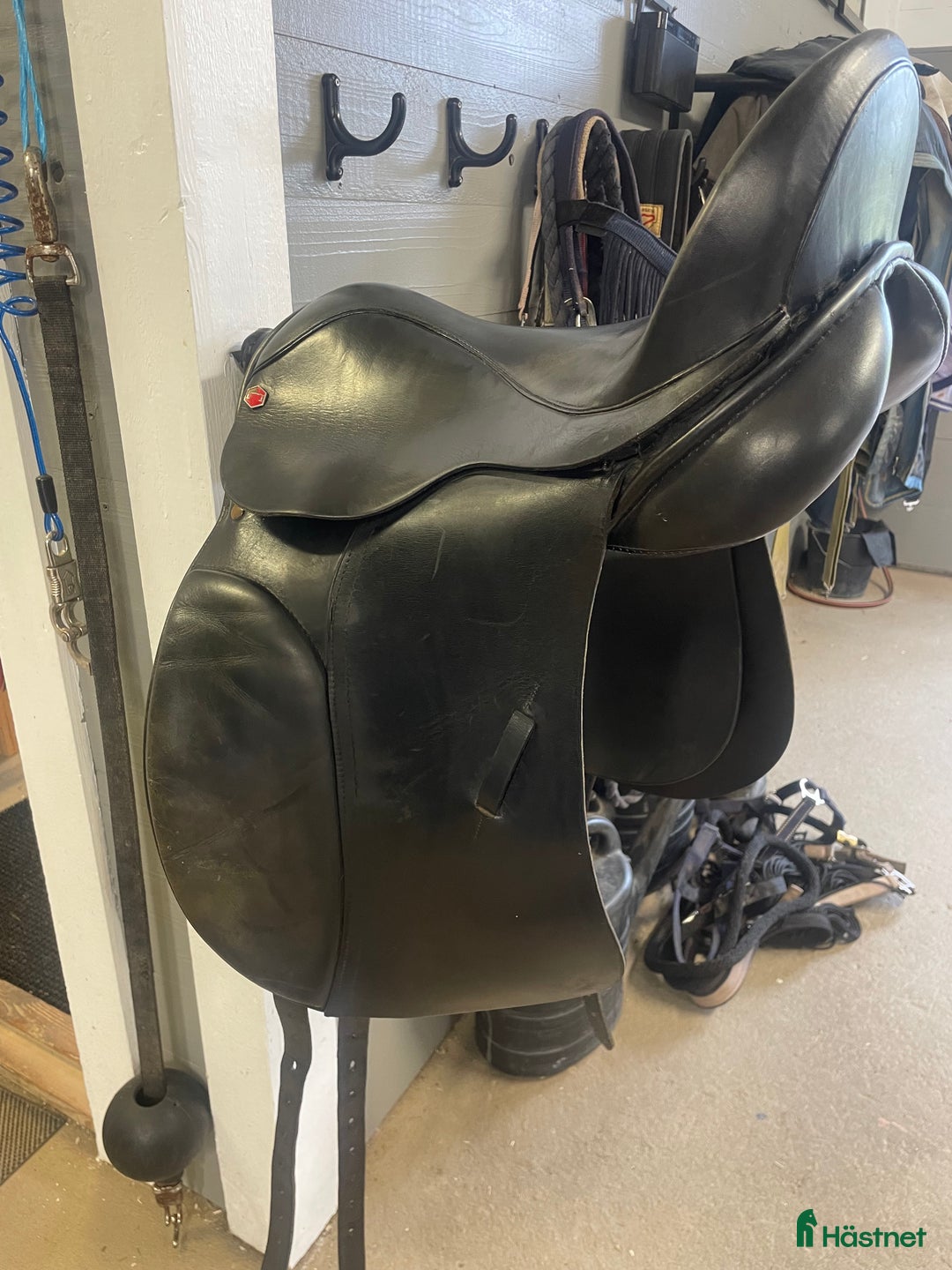 Sadlar hästutrustning till salu: Dressyrsadel till mindre ponny o ryttare i Kumla - Annons 3