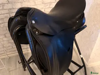 Sadlar hästutrustning Dressyrsadel med hög komfort - Annons 1