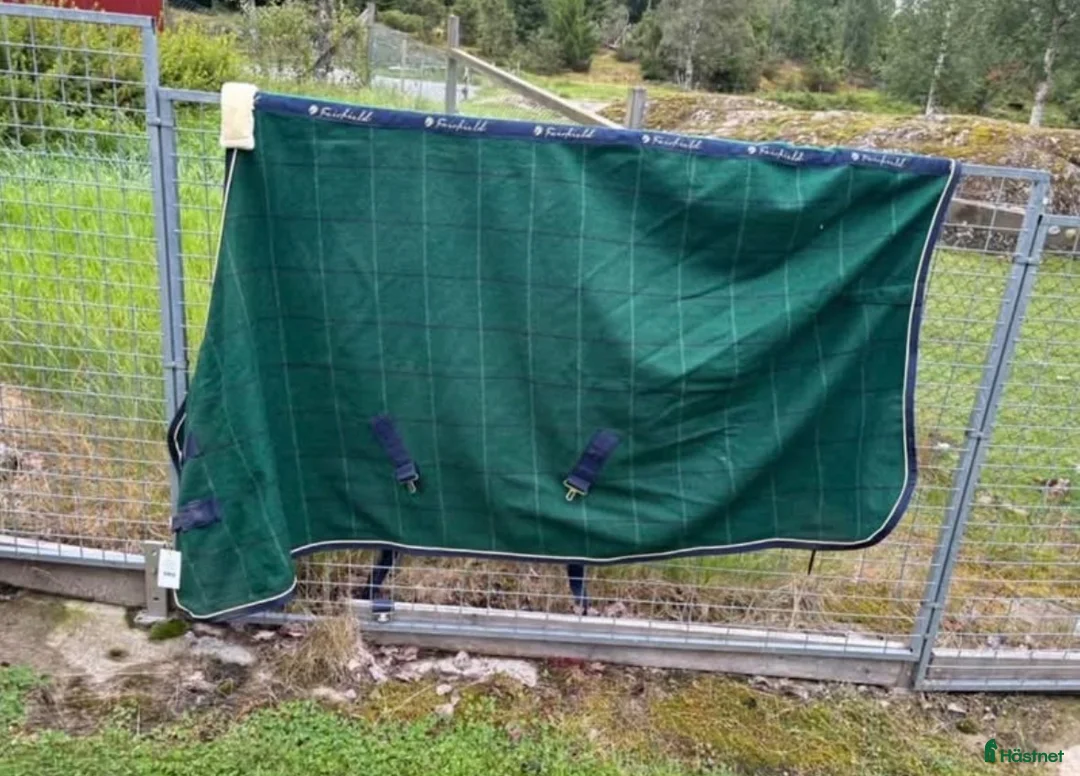 Täcken hästutrustning till salu: Ulltäcke strl 145 - Annons 1