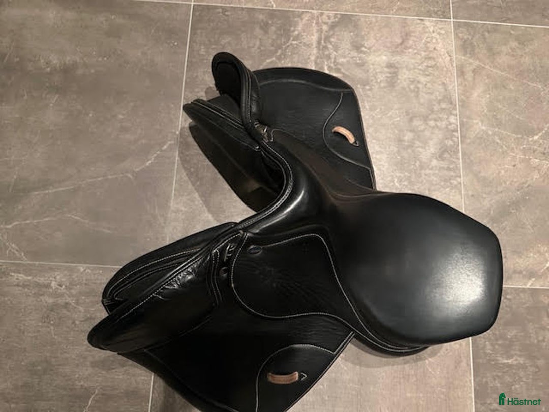 Övrig Ryttarutrustning ryttarutrustning till salu: Sadel - Ikonic "Light" Jumping för Pony i Kode - Annons 1