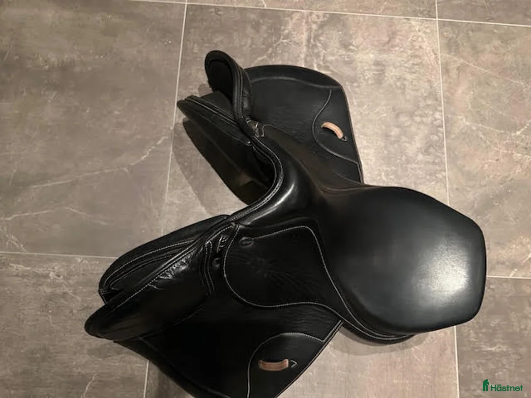 Övrig Ryttarutrustning ryttarutrustning till salu: Sadel - Ikonic "Light" Jumping för Pony i Kode - Annons 1