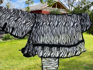 Täcken hästutrustning till salu: Zebra-flugtäcke i Köpingsvik - Annons 17