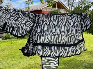 Täcken hästutrustning Zebra-flugtäcke i Köpingsvik - Annons 24