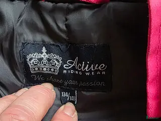 Jackor & Kavajer ryttarutrustning till salu: Säkerhetsjacka, stalljacka , vantar - Annons 1