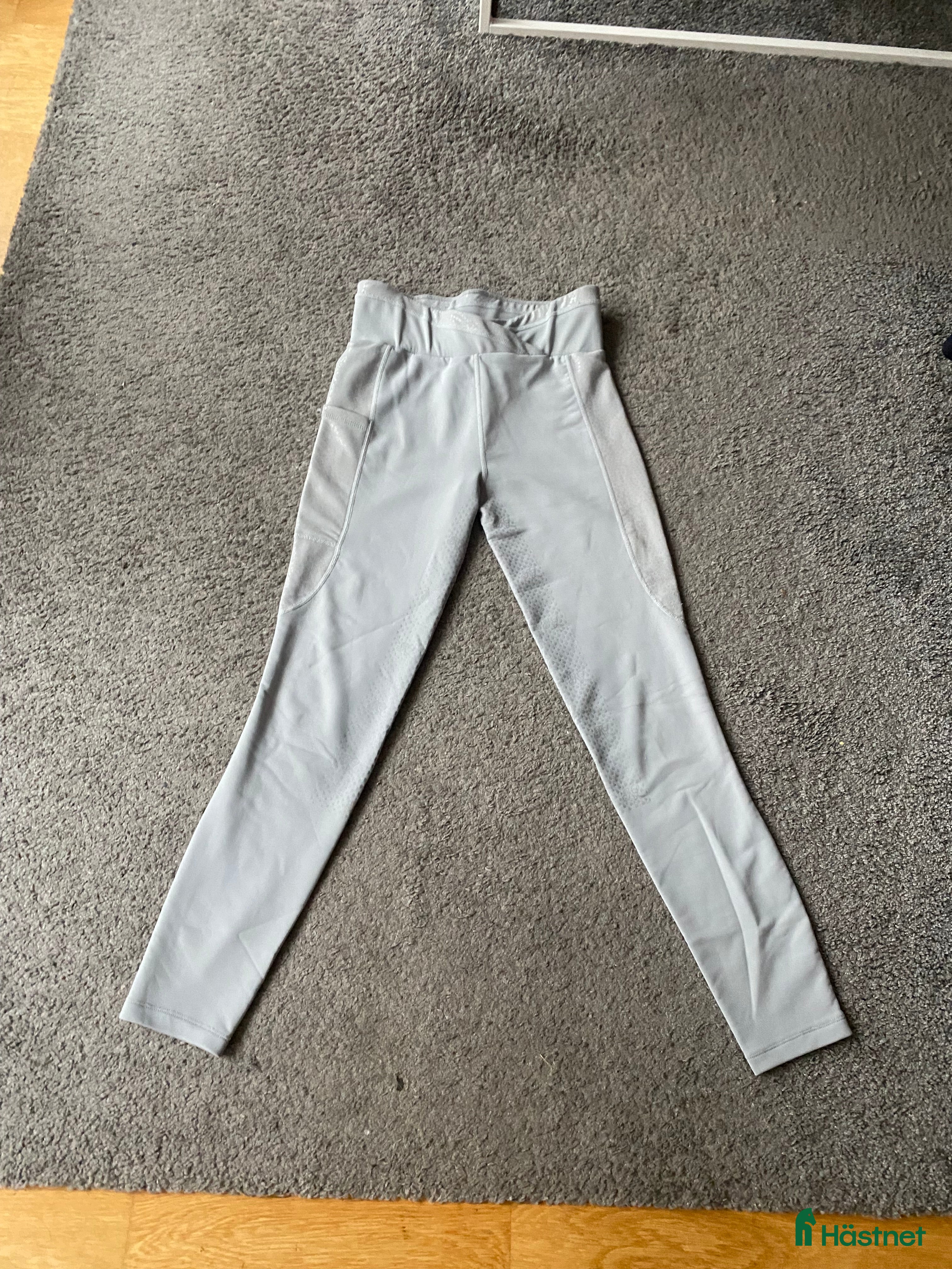 Ridbyxor ryttarutrustning till salu: Ljusgrå kingsland ridbyxor stl S i Vetlanda - Annons 5