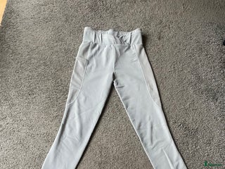 Ridbyxor ryttarutrustning till salu: Ljusgrå kingsland ridbyxor stl S i Vetlanda - Annons 1