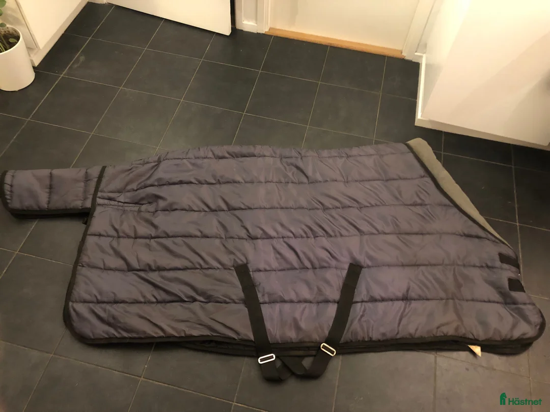 Täcken hästutrustning till salu: Stalltäcke Haglunds 400 g storlek 135 - Annons 2