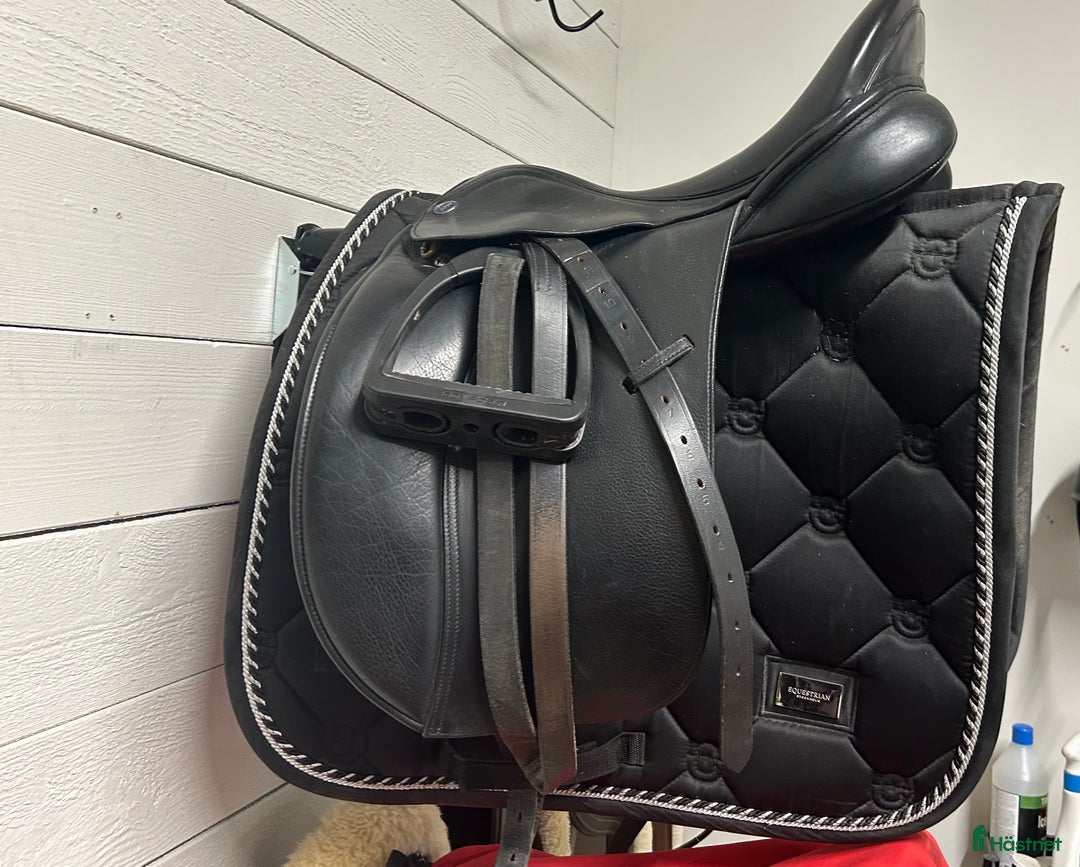 Sadlar hästutrustning till salu: Dressyrsadel Lippo i Skogås - Annons 2