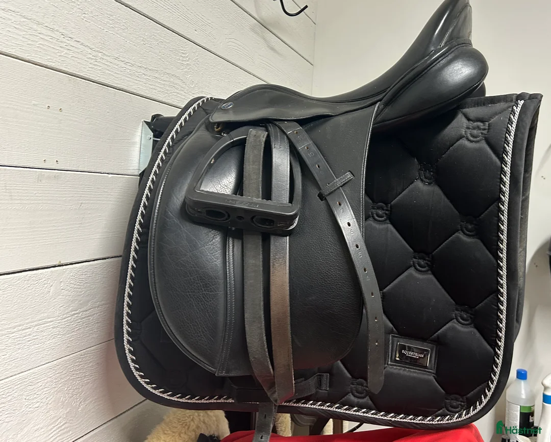 Sadlar hästutrustning till salu: Dressyrsadel Lippo i Skogås - Annons 2