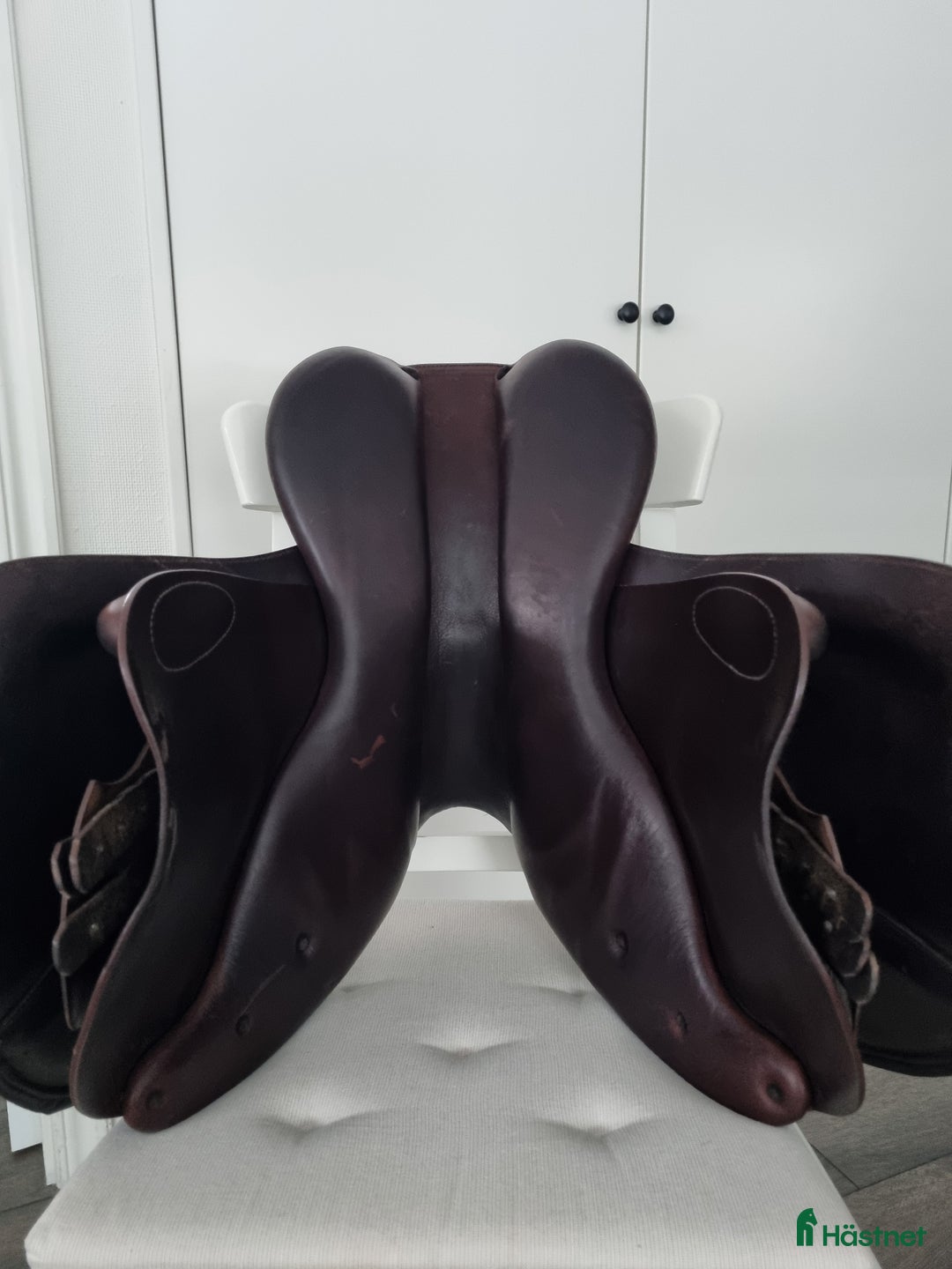 Sadlar hästutrustning till salu: Fin brun hoppsadel 17" i Tvååker - Annons 8