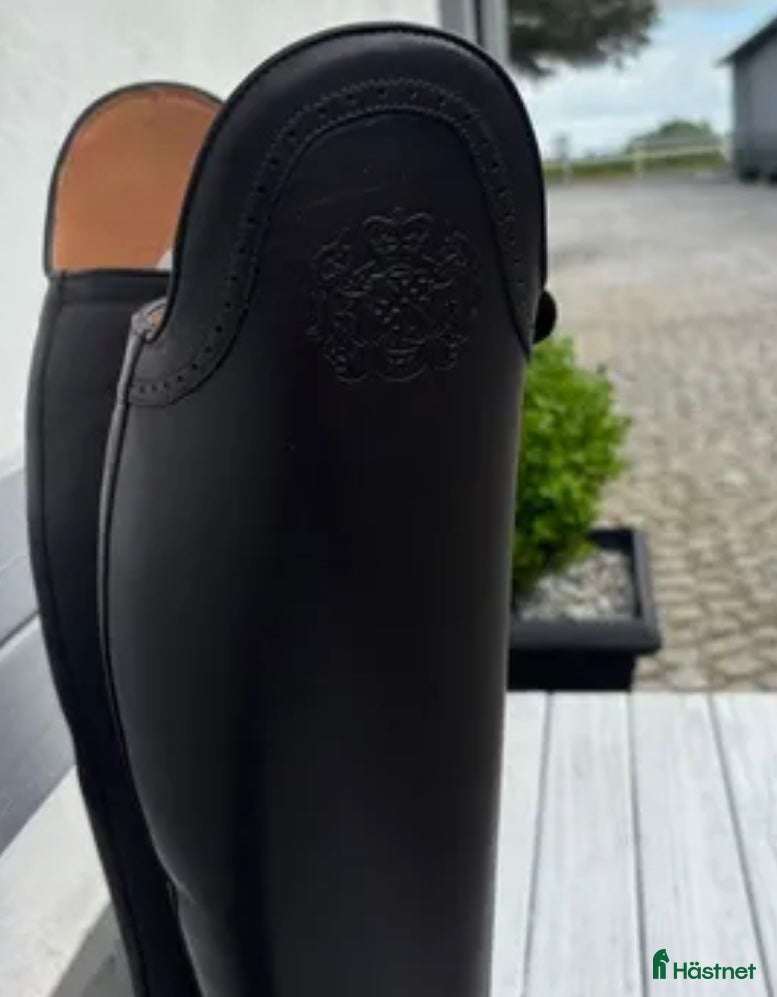 Ridstövlar ryttarutrustning till salu: Dressyrstövlar, 37, mörkbruna.  i Skivarp - Annons 1