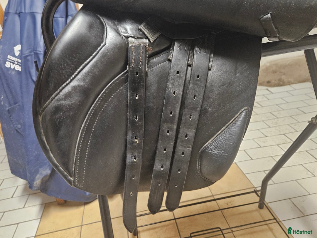 Sadlar hästutrustning till salu: Jeremy Rudge hoppsadel  i Södertälje - Annons 4