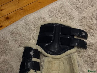 Benskydd hästutrustning till salu: Super fina benskydd i Sköndal - Annons 1