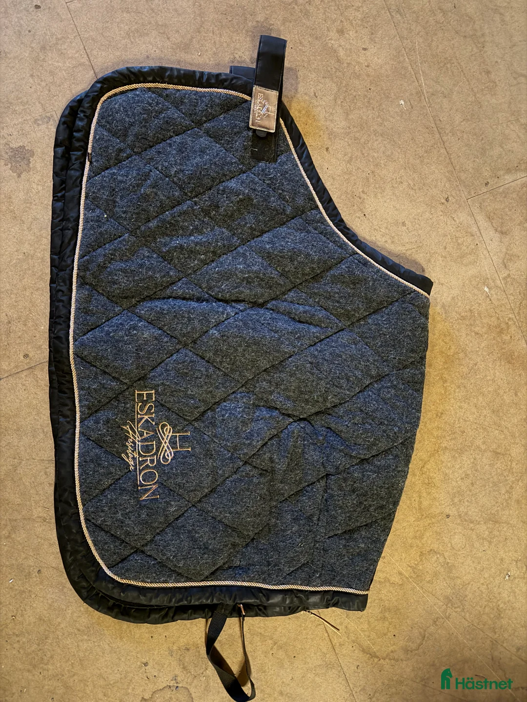 Täcken hästutrustning till salu: Eskadron ländtäcke i Löddeköpinge - Annons 1