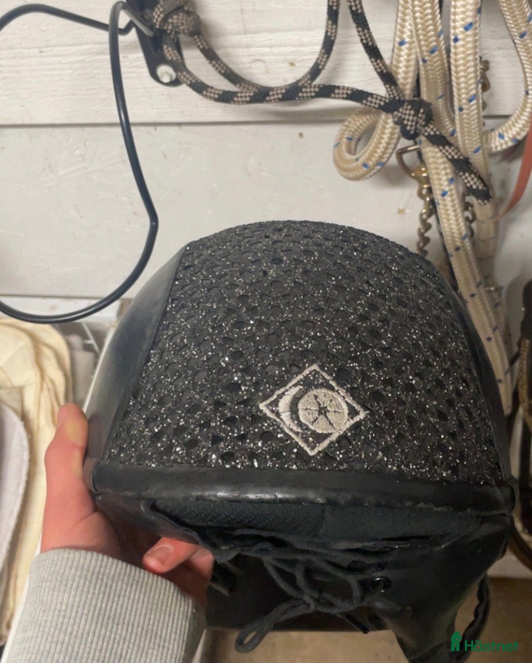 Hjälmar ryttarutrustning till salu: Snygg Charles Owen hjälm i Bergkvara - Annons 3