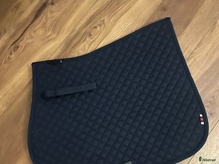 Schabrak & Vojlockar hästutrustning till salu: Helt nytt Fairfield schabrak marinblått i Nyköping - Annons 3