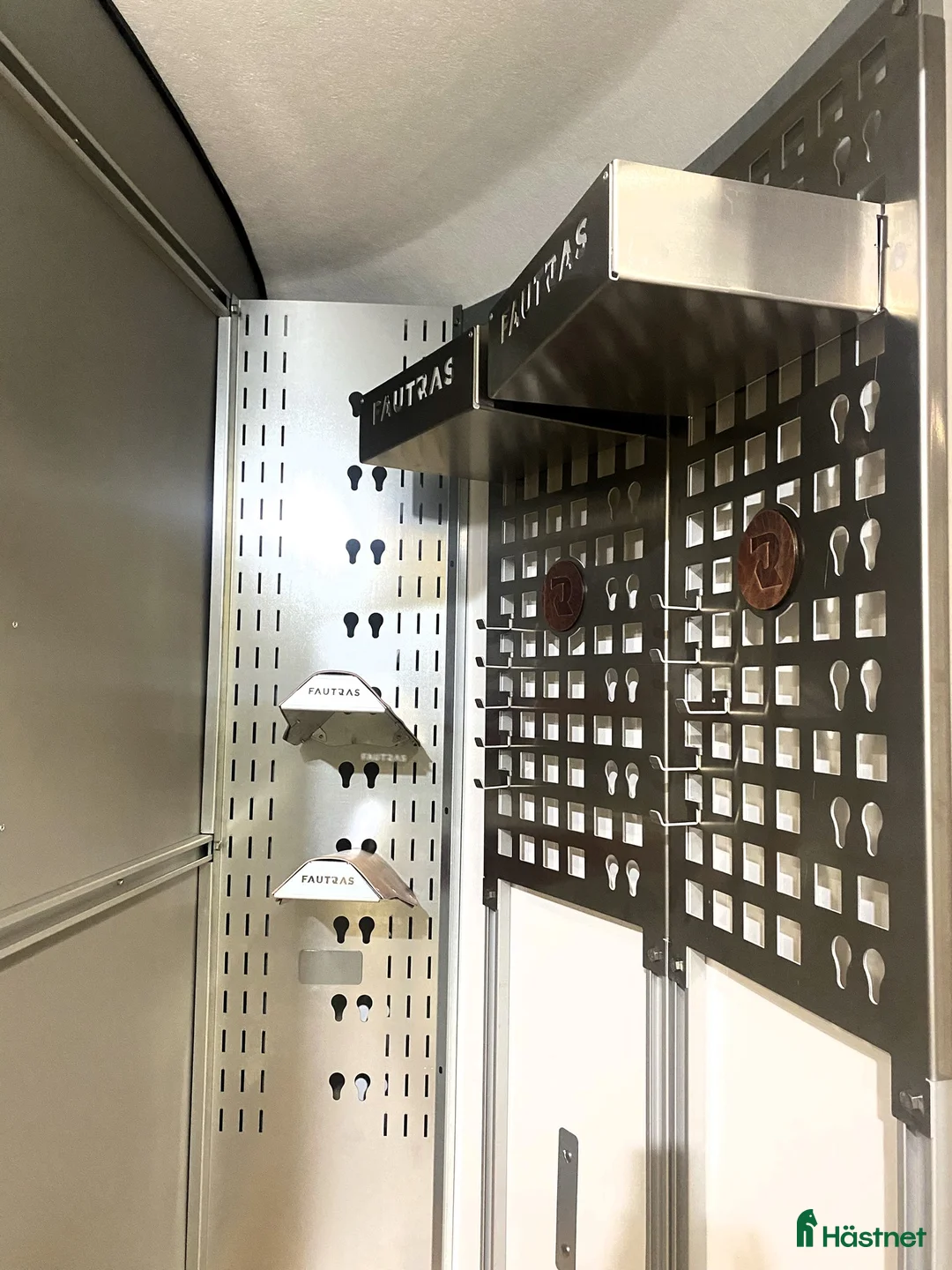 Hästtransporter  fordon & transport till salu: Oblic X -stor diagonallastad modell + sadelkammare - Annons 25